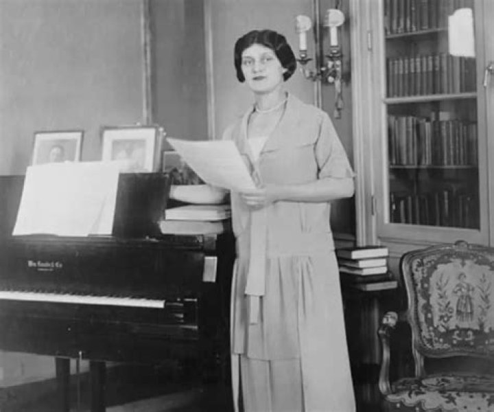 Alma Gluck Biography - Childhood, Life Achievements & Timeline