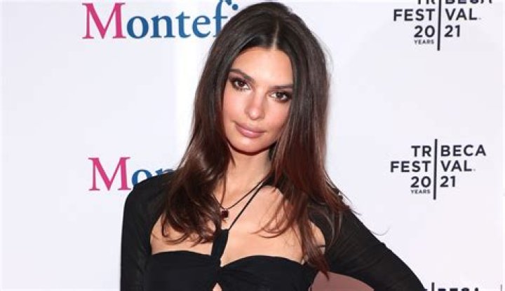 Emily Ratajkowski in Bathing Suit Says Happy Monday — Celebwell