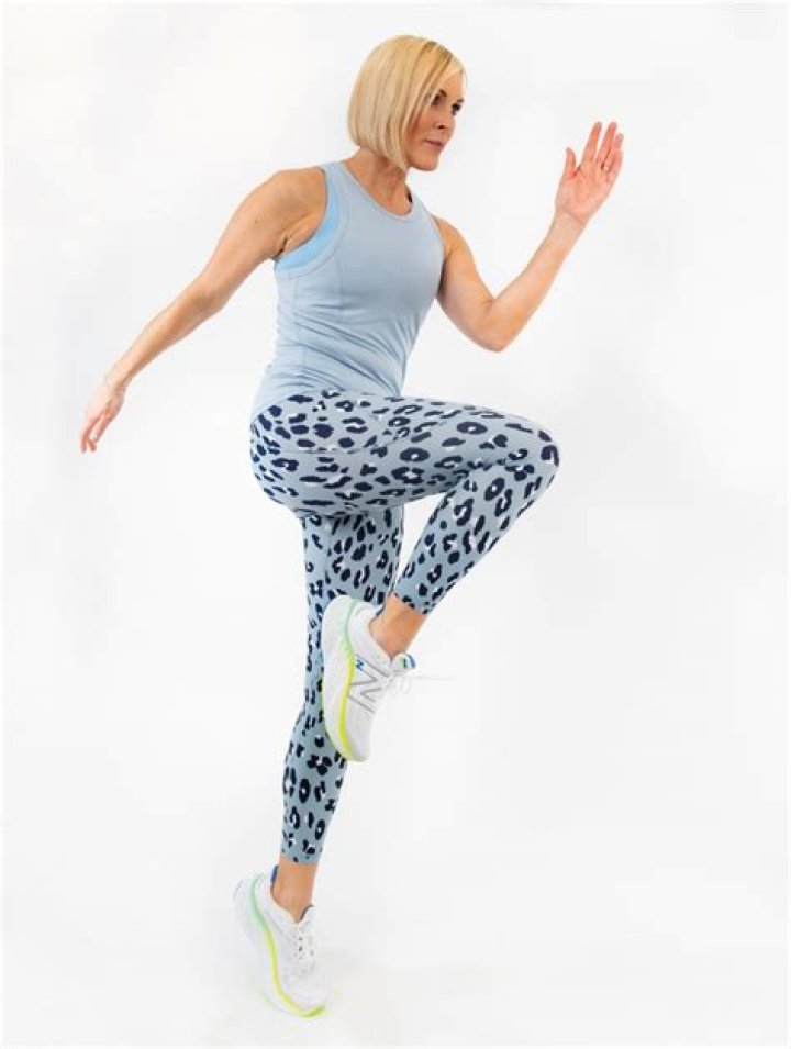Jenni Falconer In Workout Gear Tells London Marathon Runners “Good Luck!”