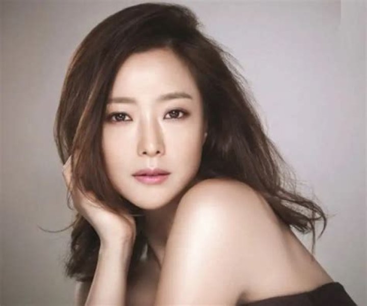 Kim Hee-sun Biography - Facts, Childhood, Family Life & Achievements of South Korean Actress