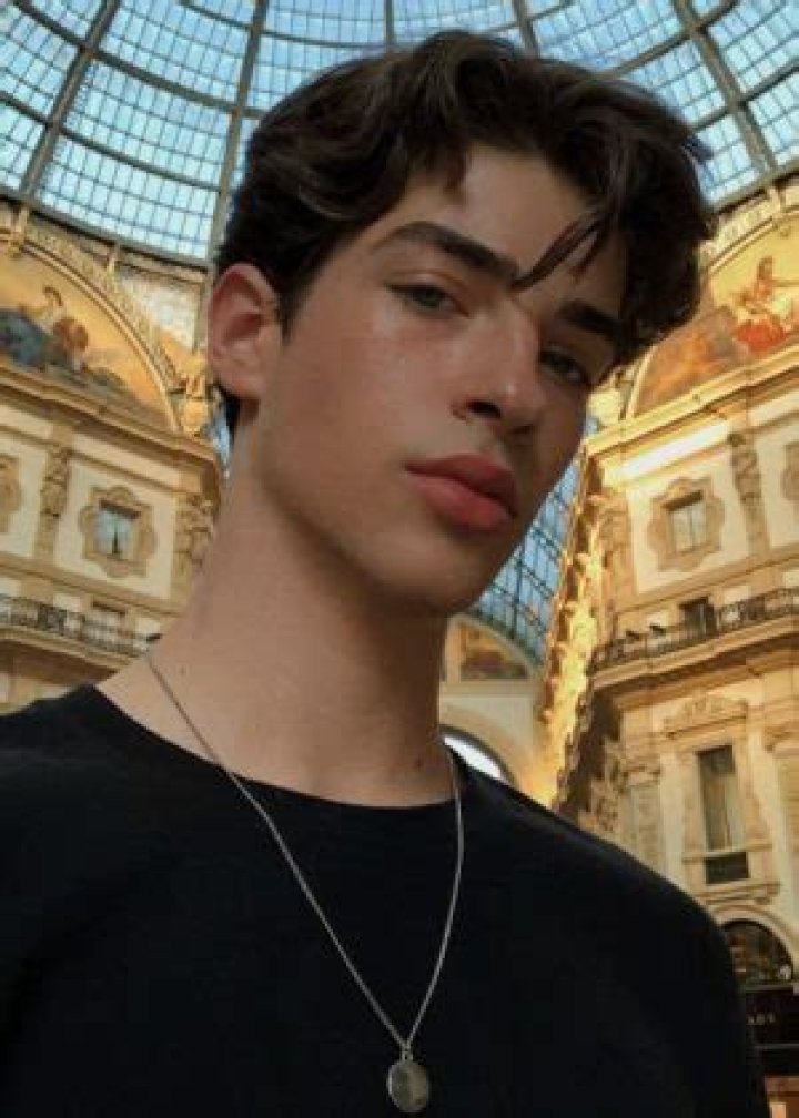 Manu Rios Biography - Facts, Childhood, Family Life & Achievements
