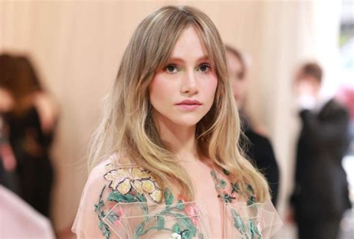 Suki Waterhouse - Bio, Facts, Family Life of English Actress