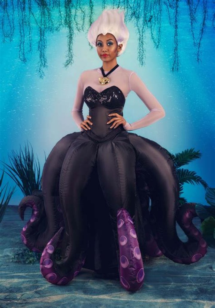 What does Ursula put on her lips? – Celebrity