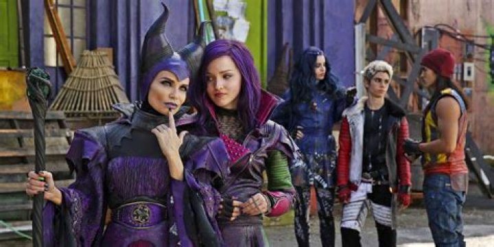 Who is the voice of Ursula in descendants 2? – Celebrity